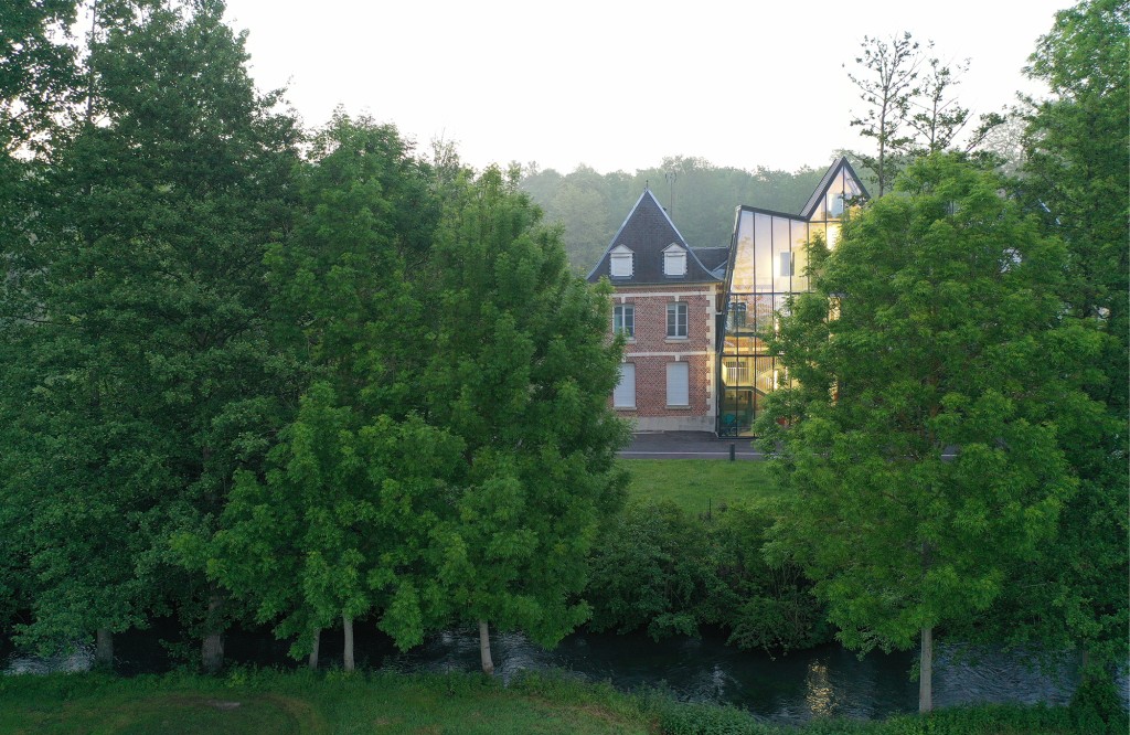 Extension of a castle into a medical home extension-chateau-foyer-medicalise-bacouel-02